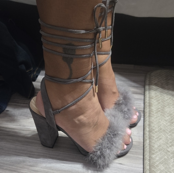 Chic Women's Strap Up Gray Heels With Faux Fur Detail Sz 9 - Picture 10 of 12